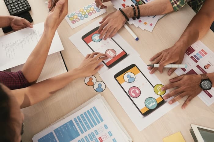 Equipo mapeando el plan de trabajo en un tablero Kanban