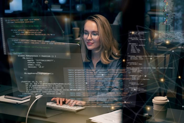 Desarrolladores construyendo software en equipo
