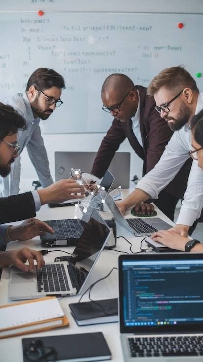 Desarrolladores construyendo software en equipo