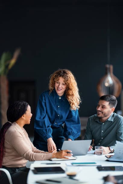 Equipo de Dynamica escuchando a un cliente en una reunión
