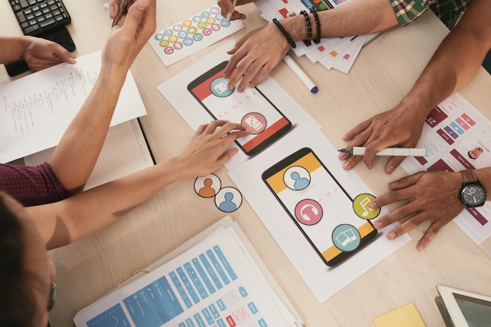 Equipo mapeando el plan de trabajo en un tablero Kanban