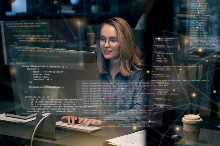 Desarrolladores construyendo software en equipo